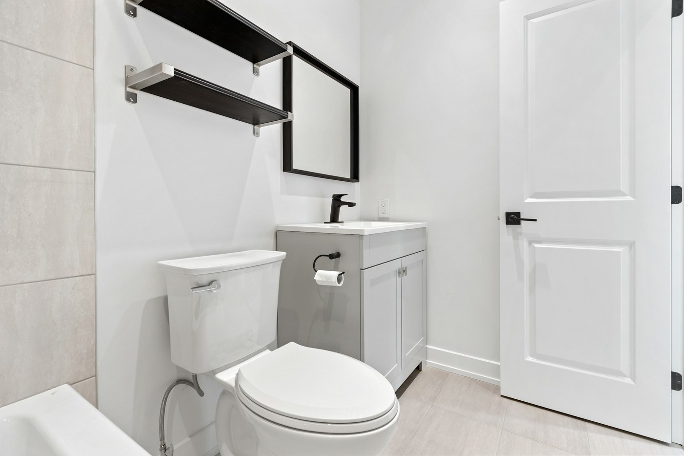 Bagno con WC e cassetta di scarico