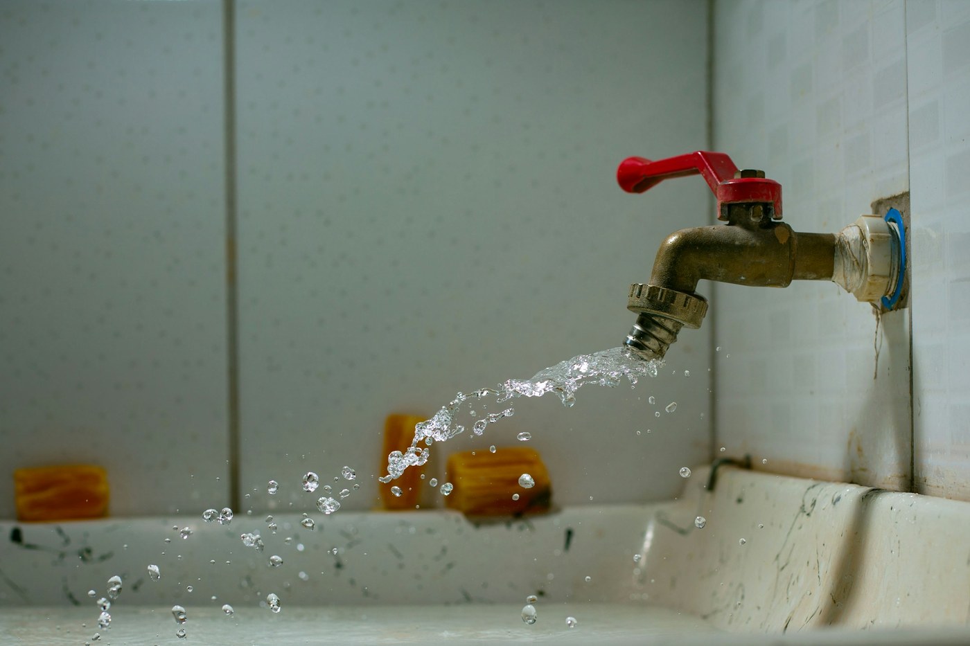 Rubinetto che perde acqua sul lavatoio