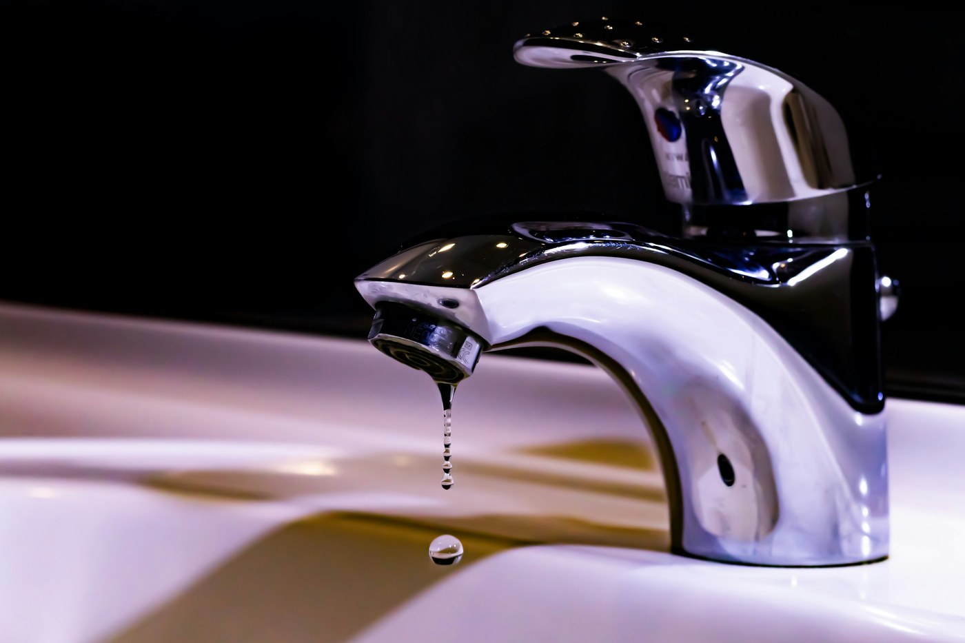 Rubinetto che gocciola sul lavabo