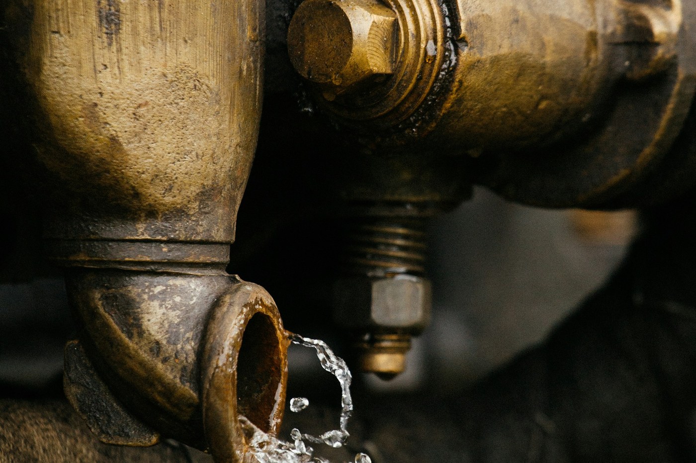 Tubo in ottone rotto che perde acqua