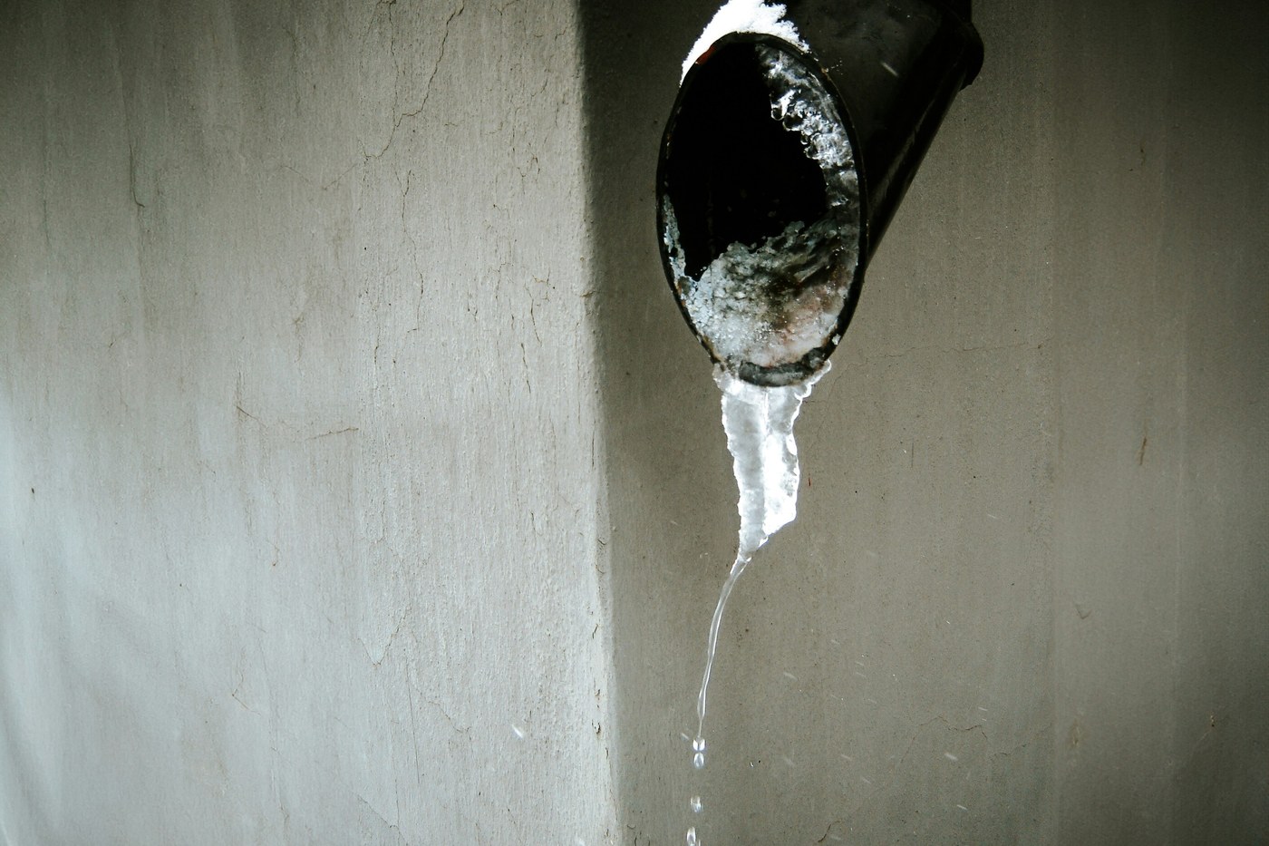Acqua che esce da un tubo rotto