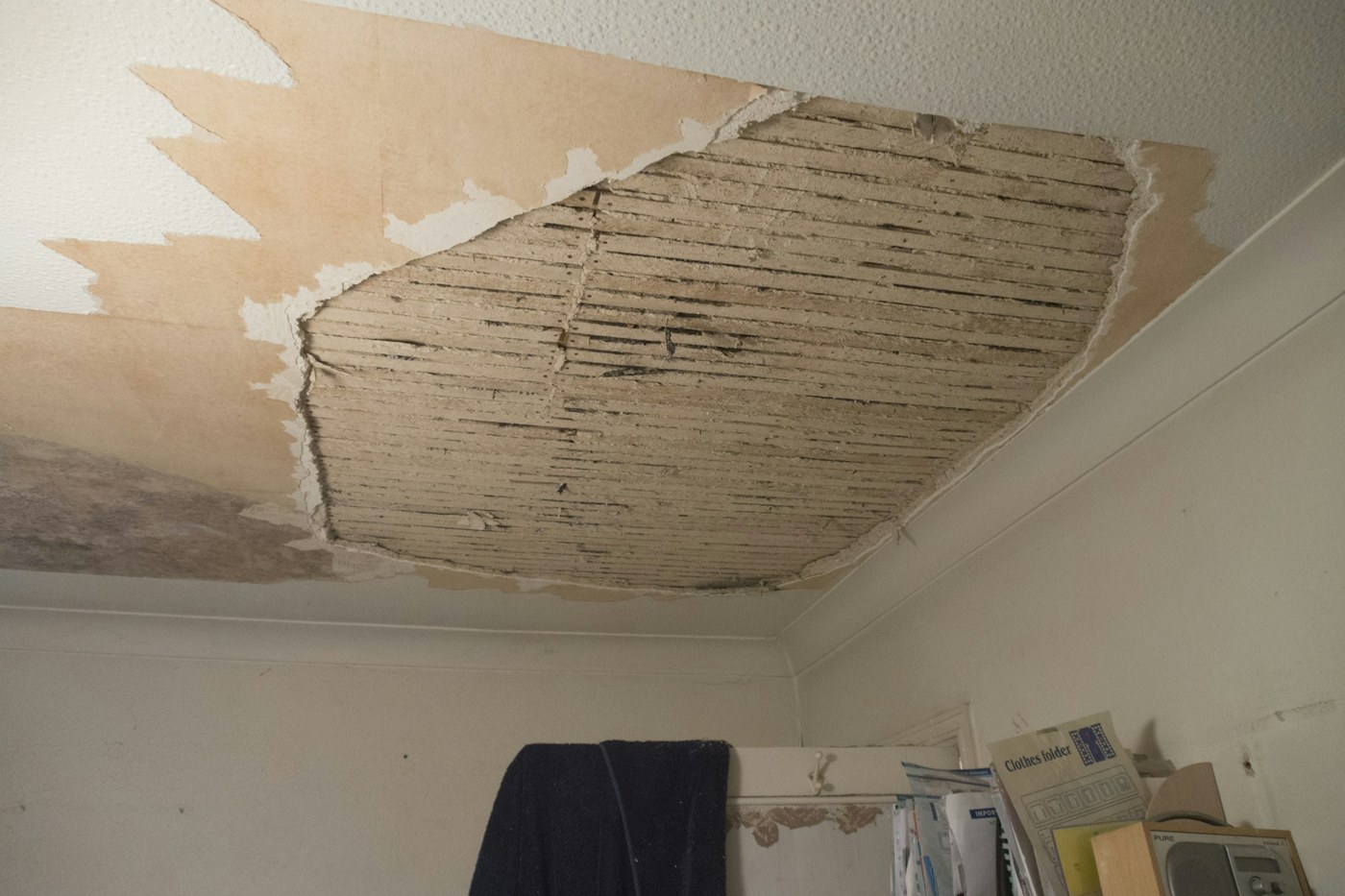 Soffitto rovinato da infiltrazione d'acqua