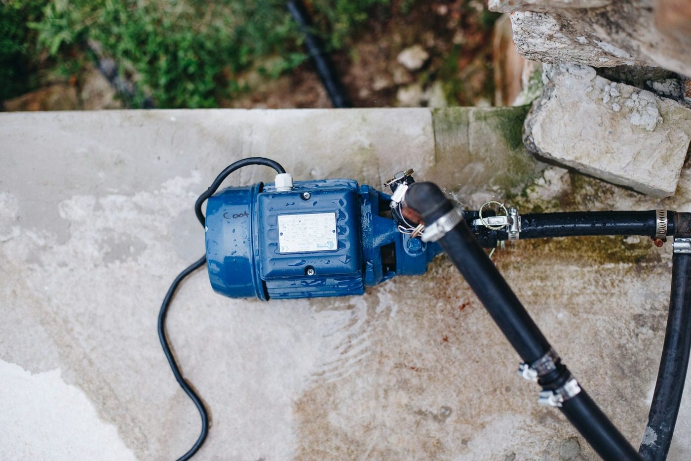 Pompa elettrica dell'acqua collegata ai tubi