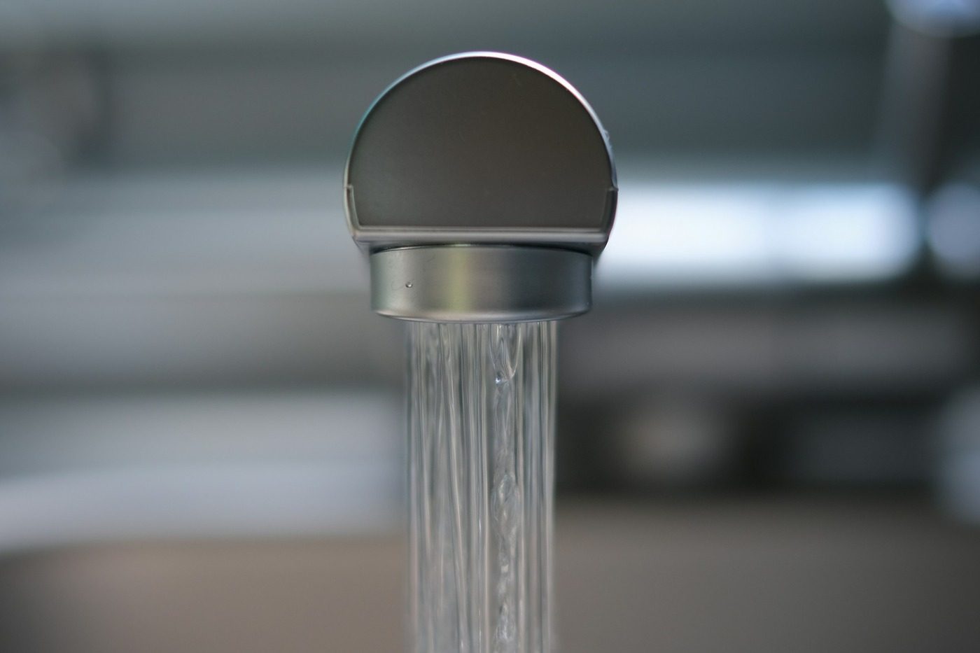 Filo d'acqua che esce da un rubinetto