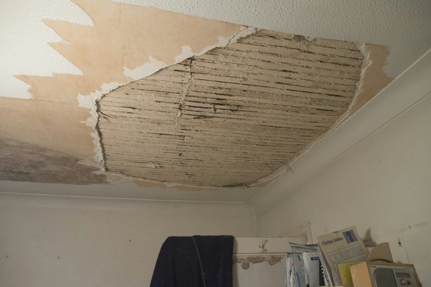 Soffitto rovinato da una perdita d'acqua nascosta